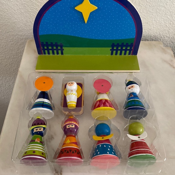 Small Wood Nativity set 9 pieces new in box - Picture 2 of 8